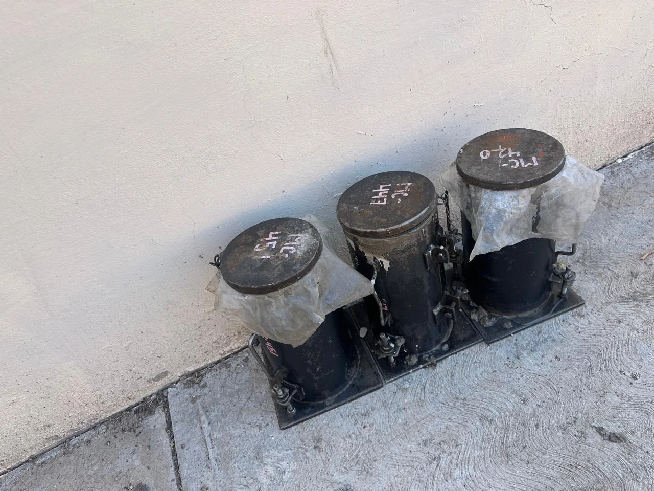 Cilindros de concreto tomados en obra como muestras para prueba de laboratorio