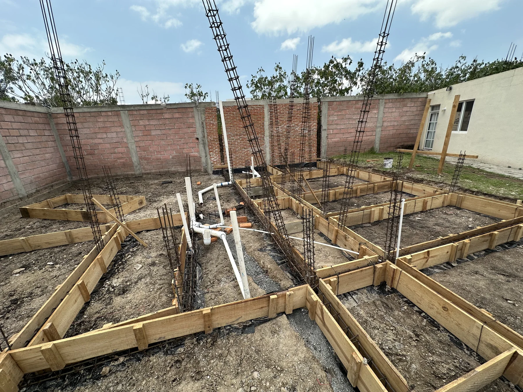 Contratrabes cimbradas con instalación sanitaria trazada