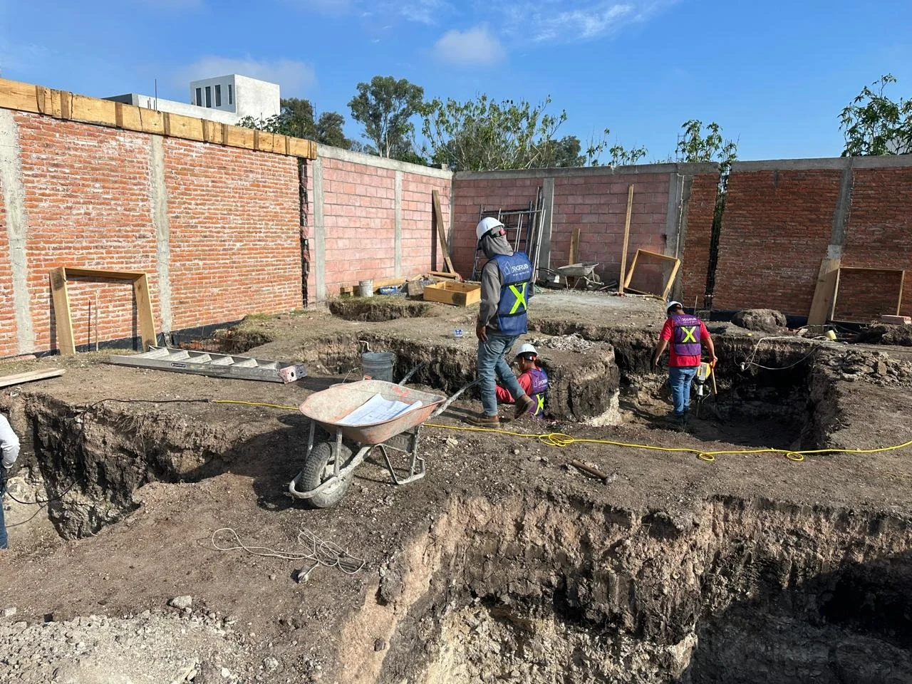 Cuadrilla de SOGRUB trabajando en la cimentación de una vivienda residencial