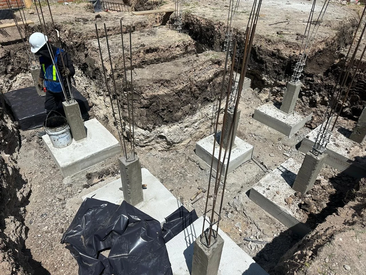 Dados de concreto colados con acero en espera