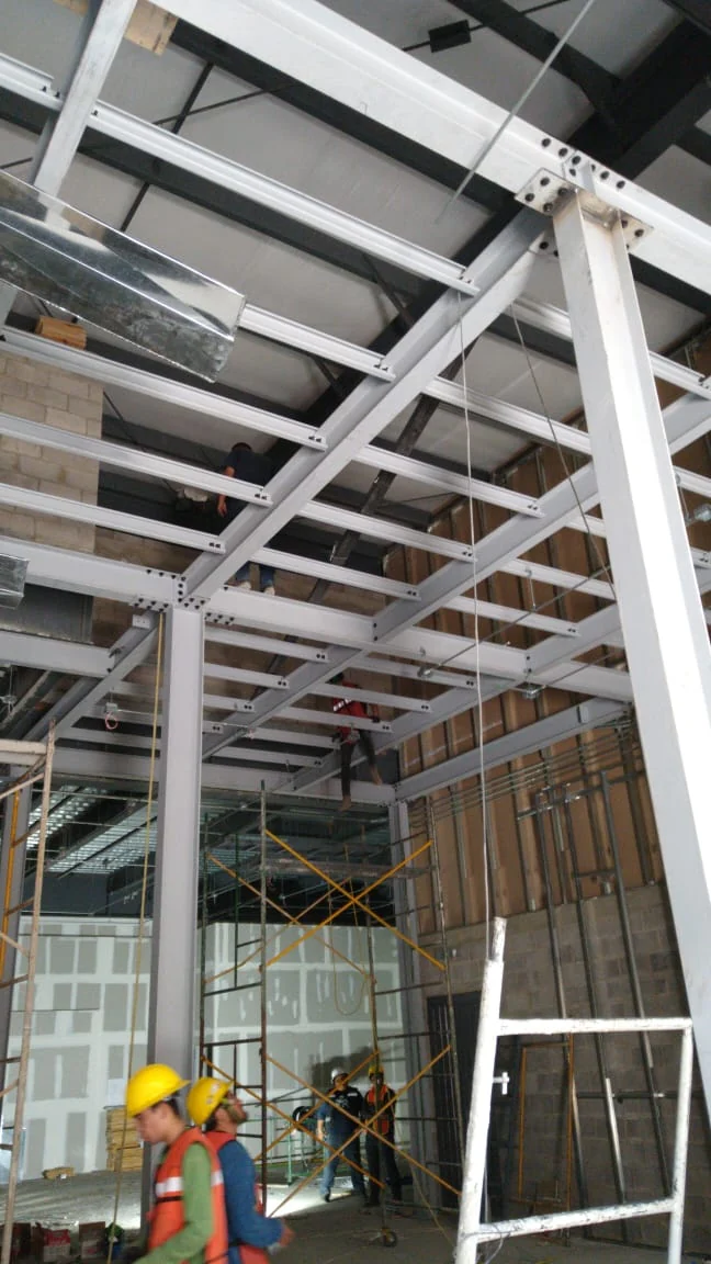 Entrepiso de estructura metálica con trabes atornilladas fabricadas en taller propio