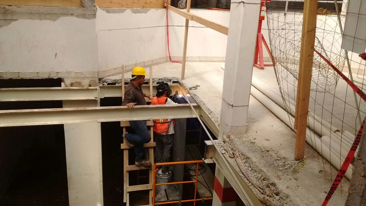 Refuerzo estructural con trabe metálica en inmueble existente