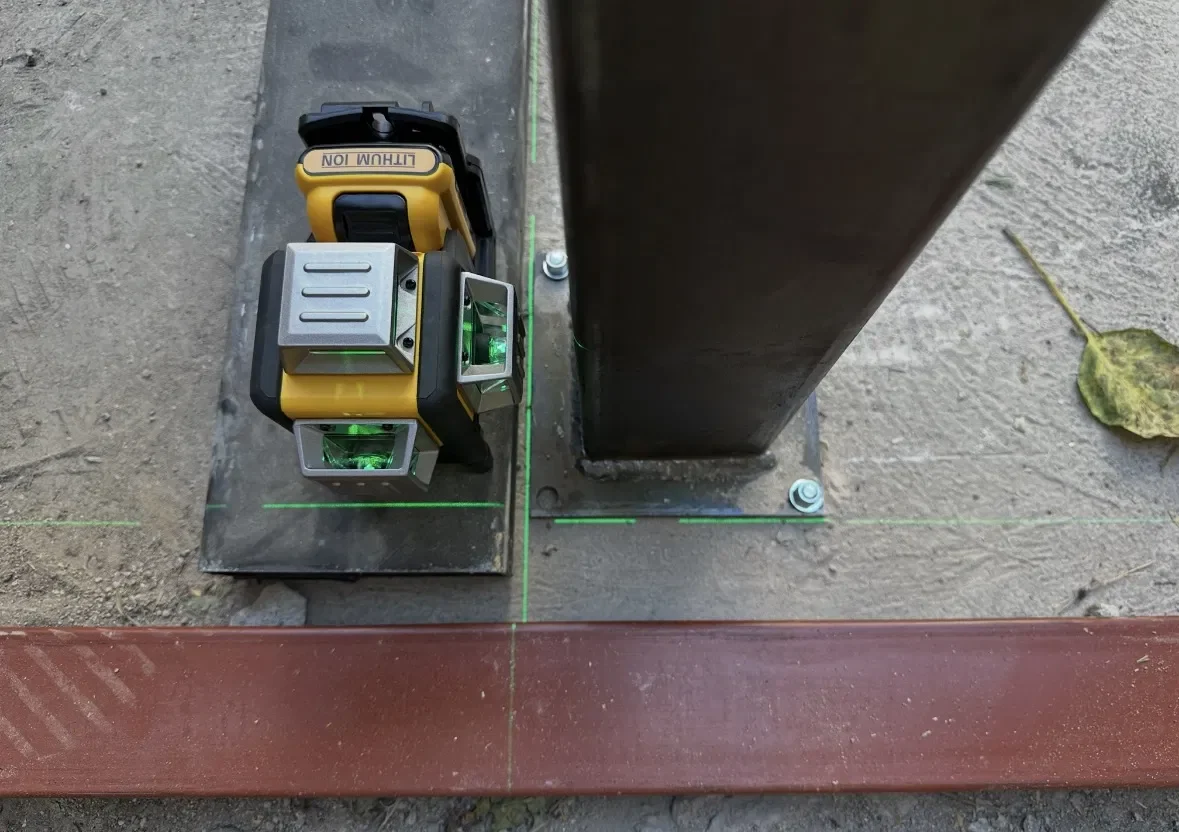 Replanteo con nivel láser de tres planos sobre placa base de columna metálica