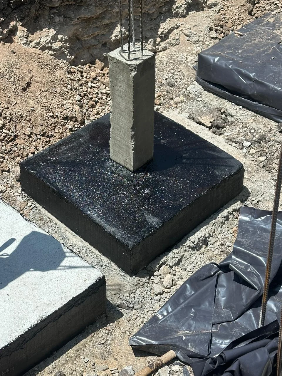 Zapata de cimentación impermeabilizada antes del relleno